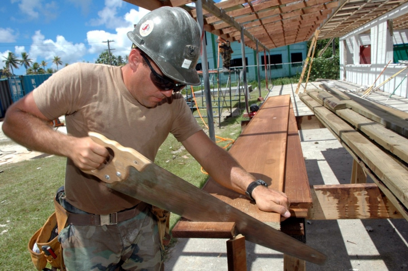 ebeniste-TANNERON-min_worker_construction_building_carpenter_male_job_build_helmet-893290